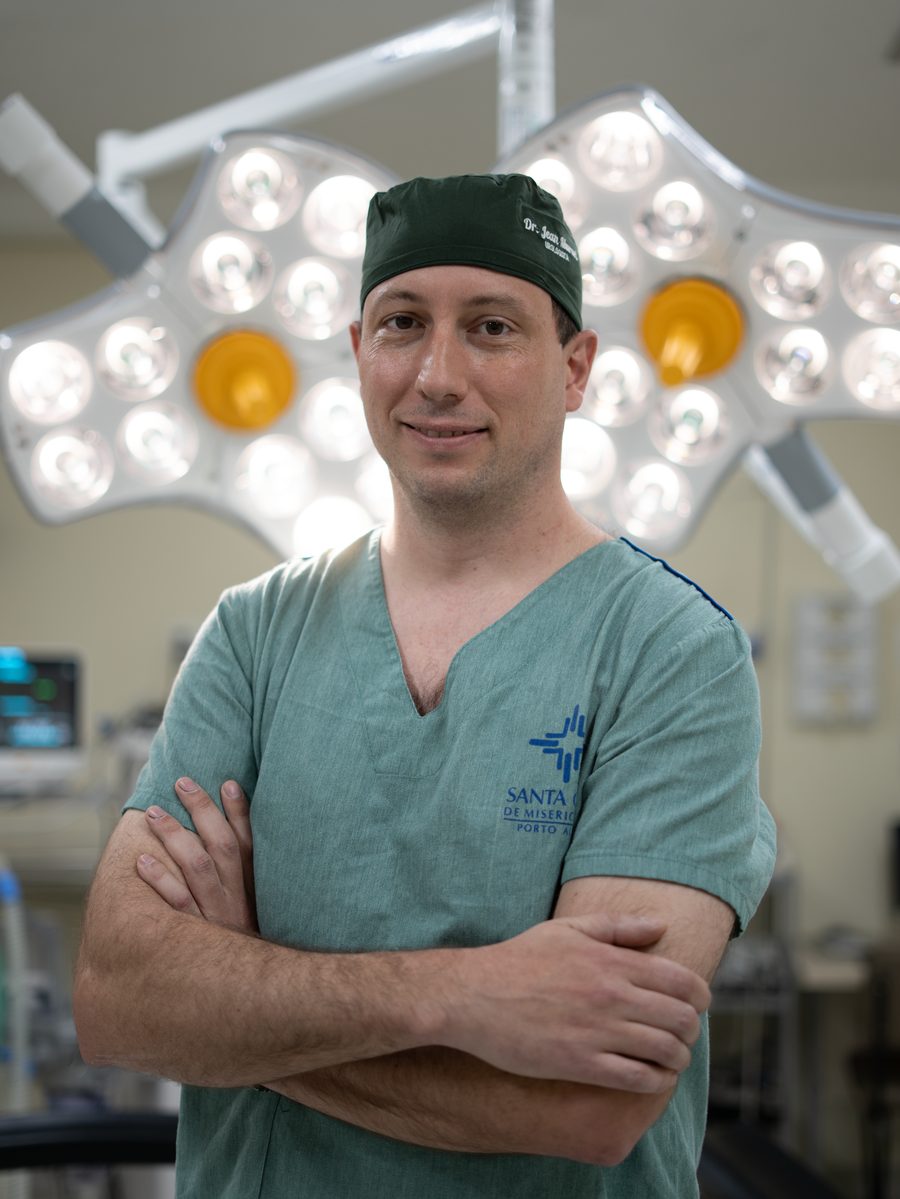 Dr. Jean Murari, urologista em Porto Alegre, em centro cirúrgico
